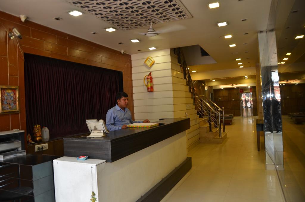 Hotel Milan Deluxe New Delhi Eksteriør billede