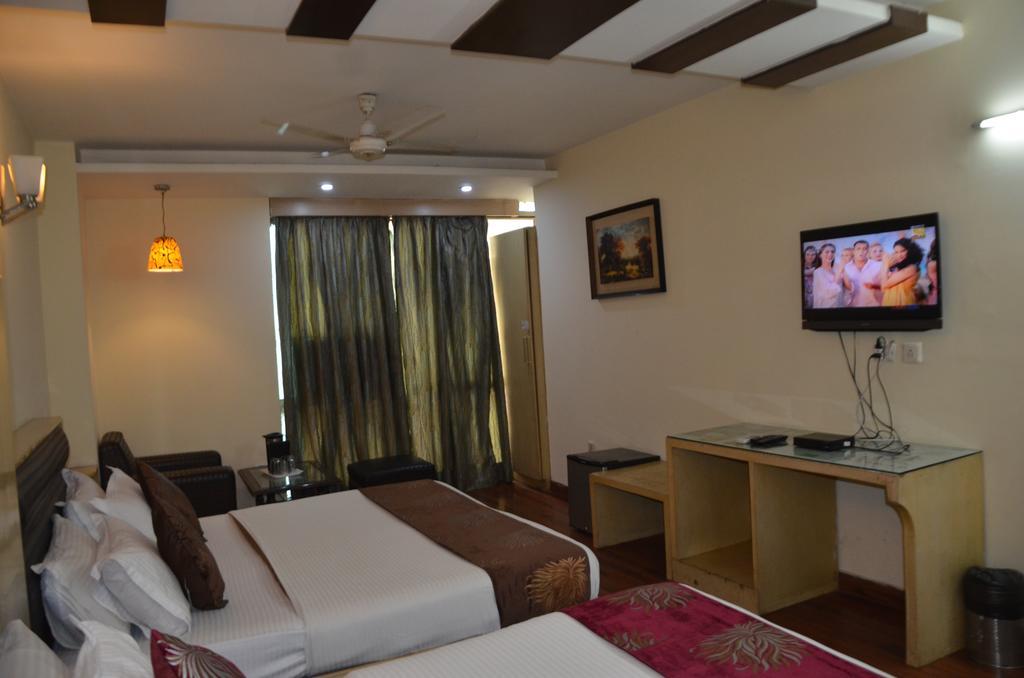 Hotel Milan Deluxe New Delhi Eksteriør billede
