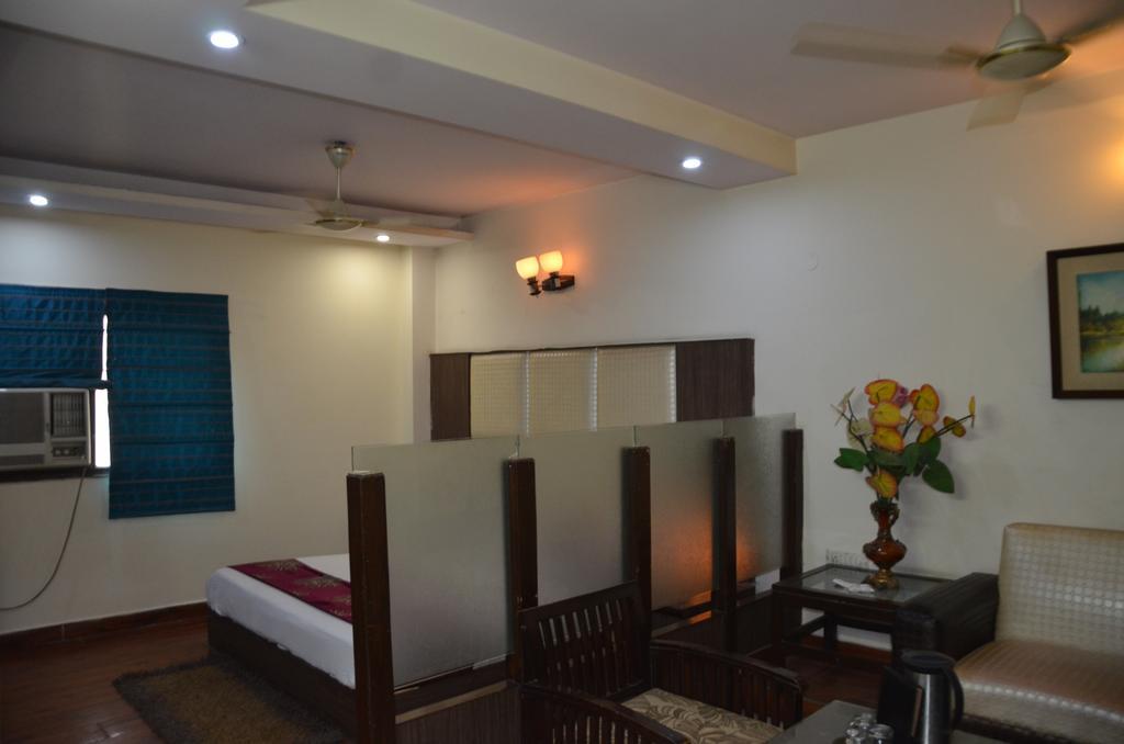 Hotel Milan Deluxe New Delhi Eksteriør billede
