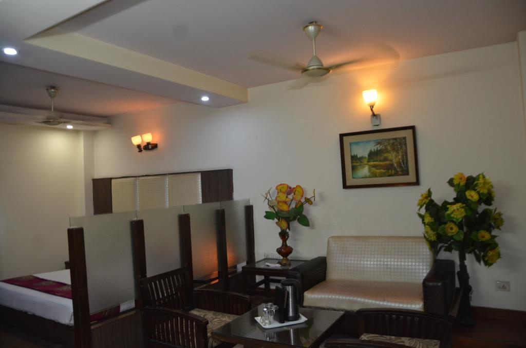 Hotel Milan Deluxe New Delhi Eksteriør billede