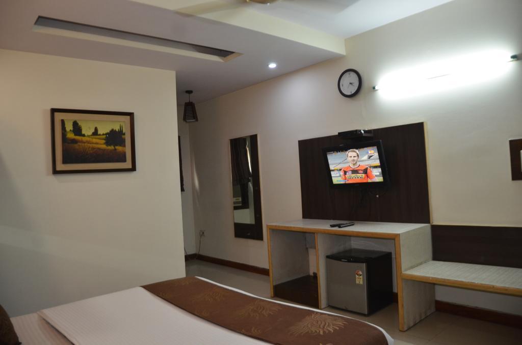 Hotel Milan Deluxe New Delhi Eksteriør billede