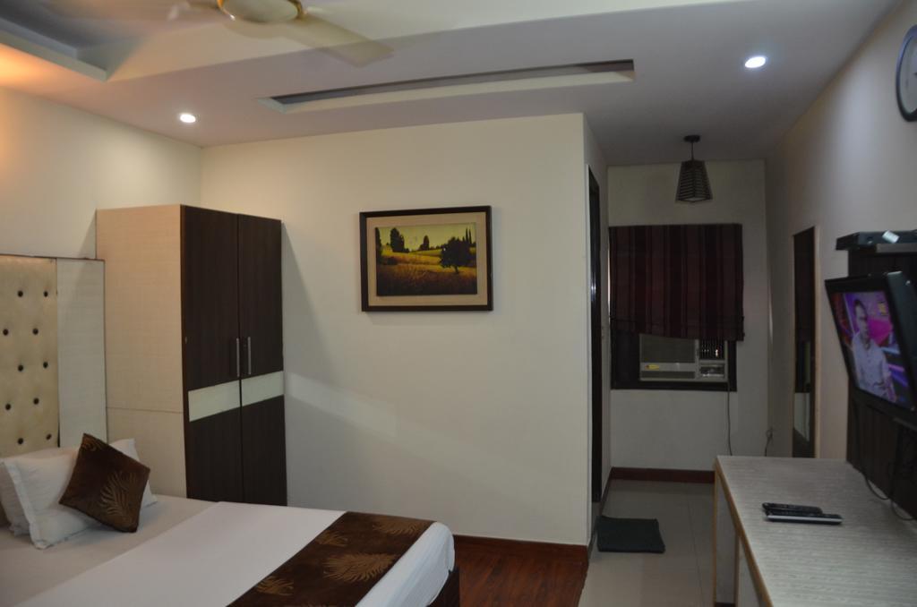 Hotel Milan Deluxe New Delhi Eksteriør billede