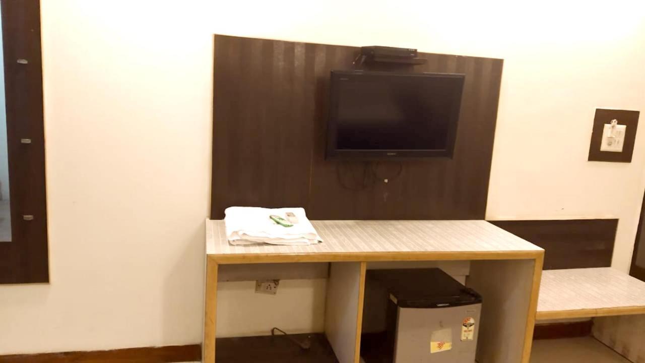 Hotel Milan Deluxe New Delhi Eksteriør billede