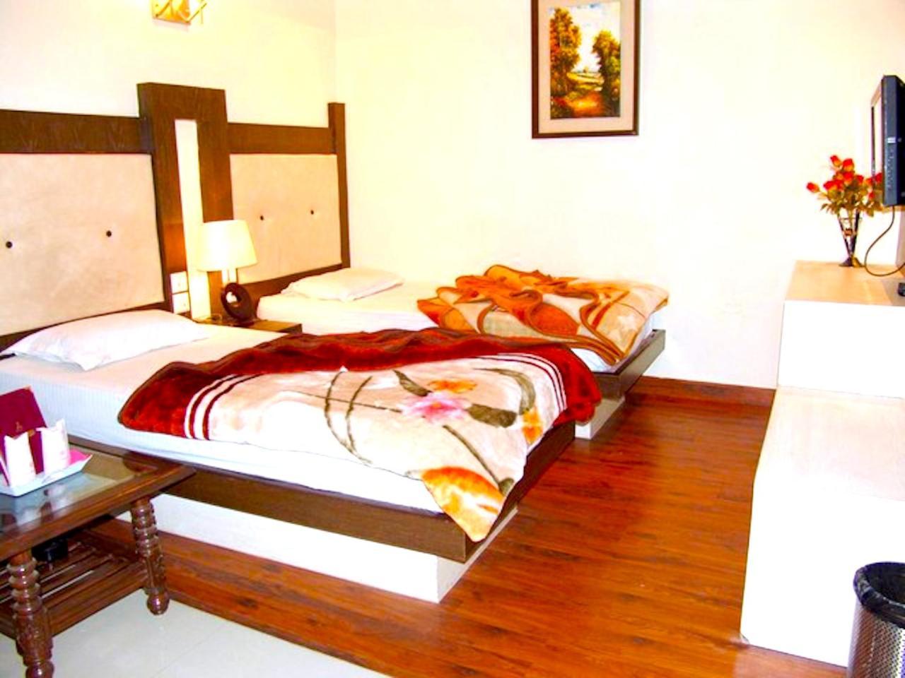 Hotel Milan Deluxe New Delhi Eksteriør billede