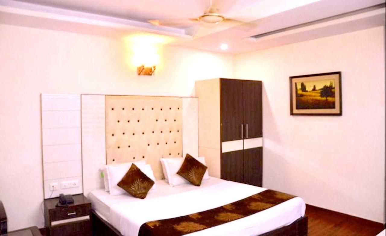 Hotel Milan Deluxe New Delhi Eksteriør billede
