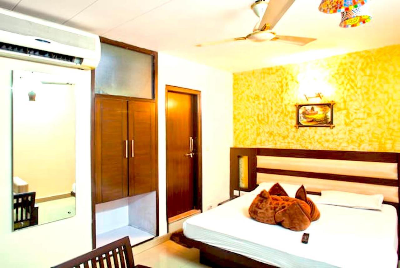 Hotel Milan Deluxe New Delhi Eksteriør billede